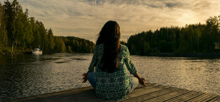 praticar yoga para crise de ansiedade